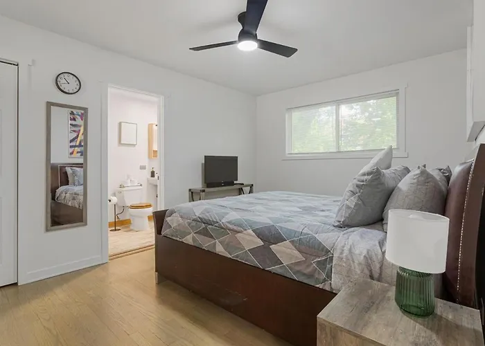 Stylish 1br,1ba Near In Rogers Park Free Parking * Chicago